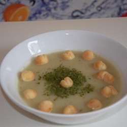 Zupa krem kalafiorowy z suszonymi ziołami oraz   grzankami